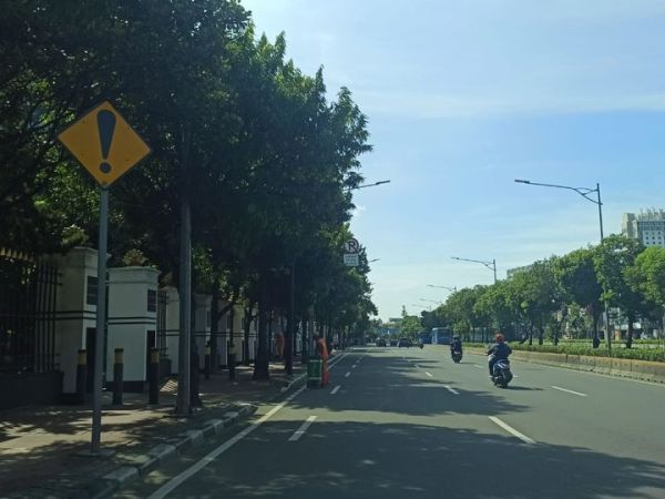 Rambu peringatan dengan tanda seru, pengendara harus hati-hati melintasi jalan tersebut