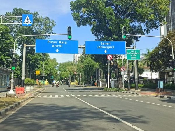 Rambu perintah berwarna biru 