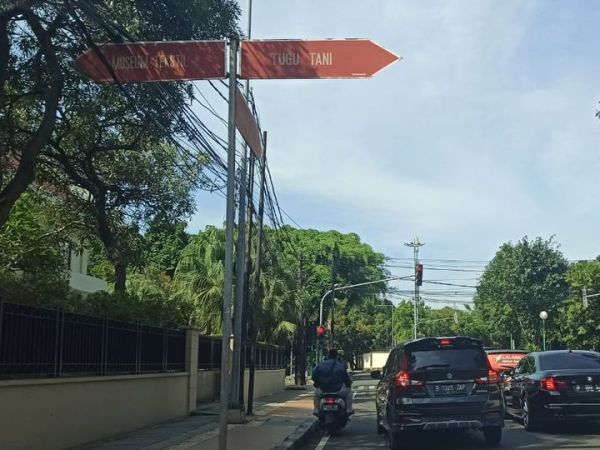 Rambu petunjuk wisata menggunakan warna dasar coklat dengan tepian putih