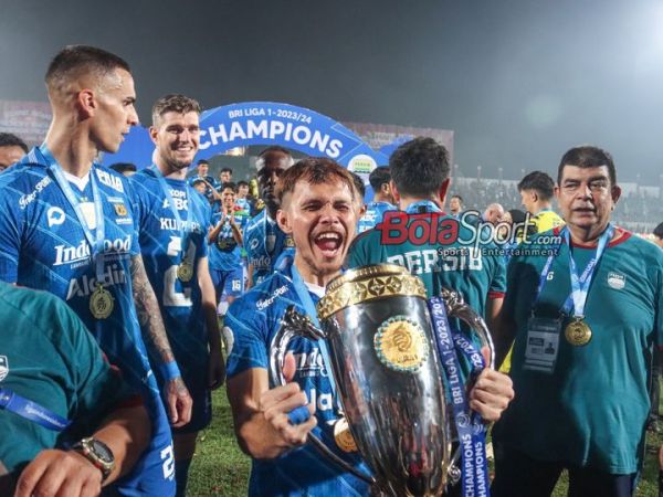 Pemain Persib Bandung, Rezaldi Hehanussa sedang bersuka cita mengangkat trofi Liga 1 2023 di Stadion Gelora Bangkalan, Madura, Jawa Timur, Jumat (31/5/2024).