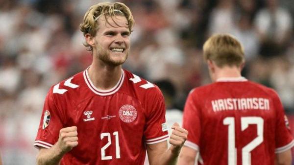 Gelandang Denmark #21 Morten Hjulmand merayakan gol pertama timnya bersama rekan satu timnya selama pertandingan sepak bola Grup C UEFA Euro 2024 antara Denmark dan Inggris di Frankfurt Arena di Frankfurt am Main pada 20 Juni 2024.