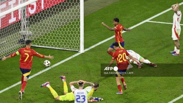 Para pemain Spanyol merayakan gol bunuh diri yang dicetak oleh bek Italia #05 Riccardo Calafiori (2 kanan) pada pertandingan sepak bola Grup B UEFA Euro 2024 antara Spanyol dan Italia di Arena AufSchalke di Gelsenkirchen pada 20 Juni 2024.
