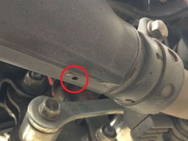 Lubang kecil pada knalpot motor