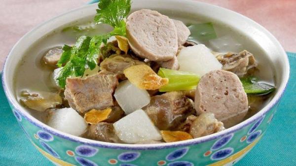 Sop daging lobak bakso sapi.