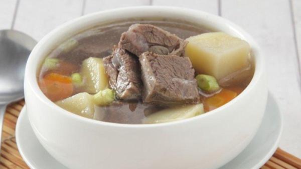 Sop daging berempah.