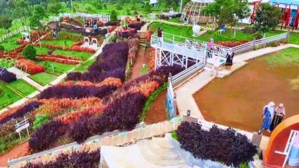 Sejumlah pengunjung asyik mengabdi momen saat berkunjung ke Taman Langit yang ada di Bukit Tangkeban, yang terletak di Desa Nyalembeng, Kecamatan Pulosari, Kabupaten Pemalang, Jumat (30/4/2021).