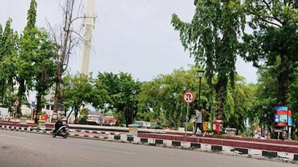 Seorang warga menikmati lengangnya lalu lintas di kawasan Alun-alun Pemalang dengan jogging, Selasa (8/2/2021).