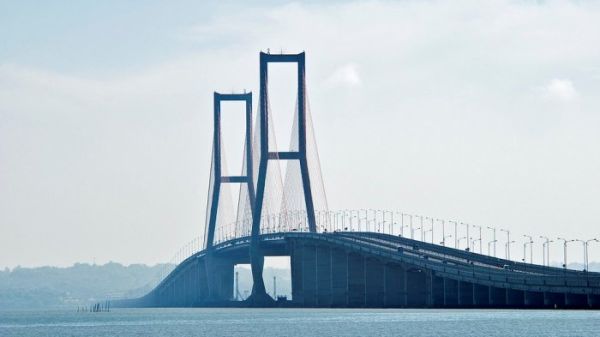Jembatan Suramadu.