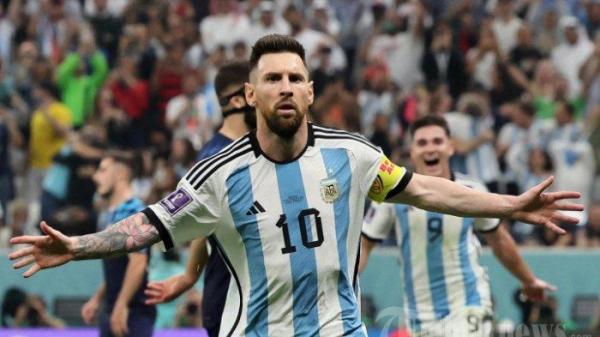 Lionel Messi merayakan gol pertamanya dari titik penalti pada pertandingan semifinal Piala Dunia Qatar 2022 antara Argentina dan Kroasia di Stadion Lusail di Lusail, utara Doha pada 13 Desember 2022.