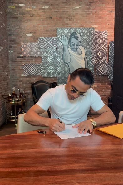 Salt Bae Habis Dikritik Gegara Akan Membuka Restoran di Italia