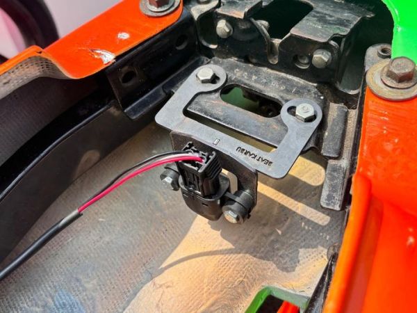 Lean angle sensor di motor listrik konversi untuk non aktifkan saat motor terjatuh