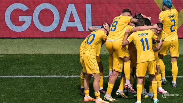 Gelandang Rumania #21 Nicolae Stanciu (Hidden) merayakan mencetak gol pembuka bersama rekan satu timnya selama pertandingan sepak bola Grup E UEFA Euro 2024 antara Rumania dan Ukraina di Munich Football Arena di Munich pada 17 Juni 2024. (Foto oleh DAMIEN MEYER / AFP)