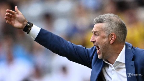Reaksi pelatih kepala Rumania Edward Iordanescu selama pertandingan sepak bola Grup E UEFA Euro 2024 antara Rumania dan Ukraina di Munich Football Arena di Munich, (17 Juni 2024). ( Fabrice COFFRINI / AFP)