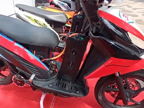 Dipasang dinamo mid-drive dan ada baterai di dek tengah motor.
