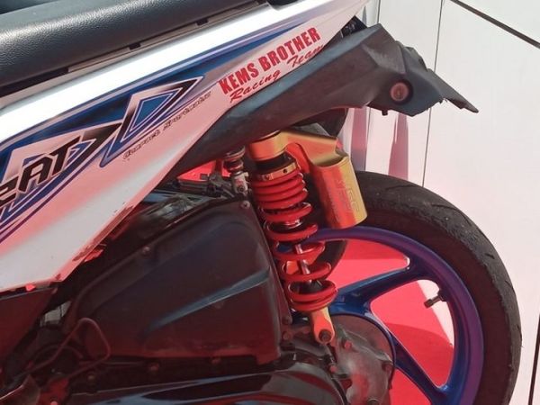 Peredaman belakang dimaksimalkan dengan sokbreker aftermarket, salah satunya lansiran YSS.