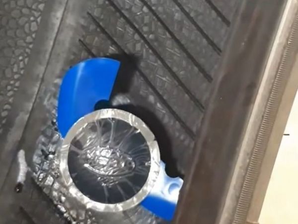 Tambal ban menggunakan patch karet khusus untuk bagian dalam ban mobil