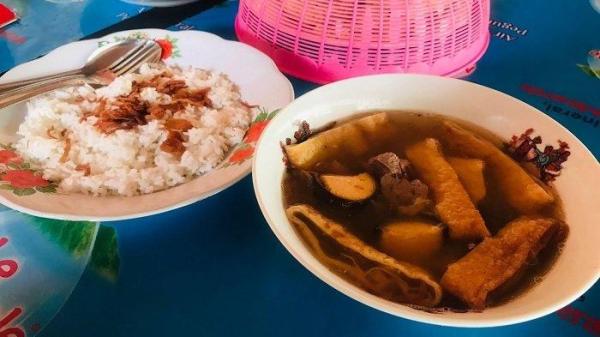 Seporsi timlo komplit dan nasi putih di Warung Timlo Sastro 1 Solo, Jawa Tengah
