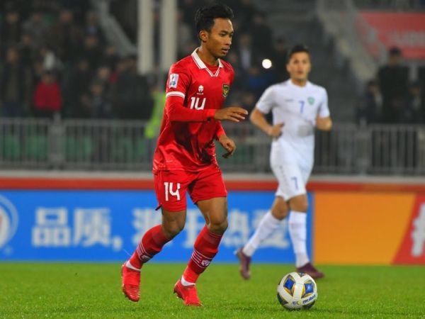 Aksi bek Persib Bandung, Robi Darwis, saat memperkuat timnas U-20 Indonesia melawan Uzbekistan pada laga terakhir Grup A Piala Asia U-20 2023.