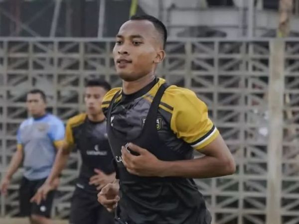 Robi Darwis saat mengikuti latihan Dewa United FC