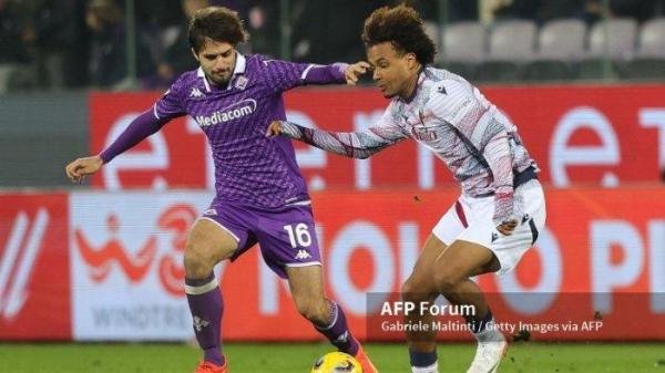 Luca Ranieri vs Joshua Zirkzee di Coppa Italia Fiorentina vs Bologna di Stadio Artemio Franchi pada 9 Januari 2024 di Florence, Italia.