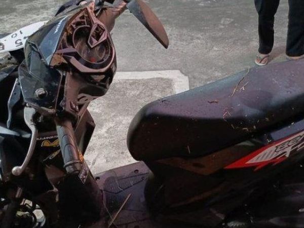 Motor korban kecelakaan yang terlihat terlipat dan ringsek di bagian depan