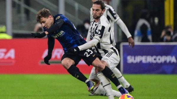 Nicolo Barella vs Adrien Rabiot di final Piala Super Italia (Supercoppa italiana) Inter Milan vs Juventus pada 12 Januari 2022 di stadion San Siro di Milan.