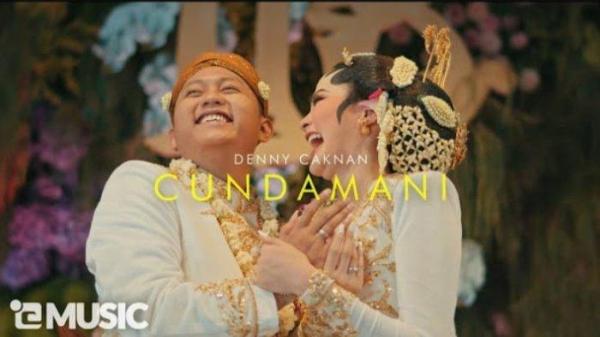 Simak lirik dan chord gitar lagu berjudul Cundamani yang dinyanyikan oleh Denny Caknan, lengkap dengan terjemahan.