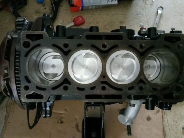 Ilustrasi. Blok Head Mesin Mobil yang Dibongkar untuk Membersihkan Piston
