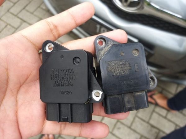 Sensor MAP Yaris (kanan), Kijang Innova (kiri)