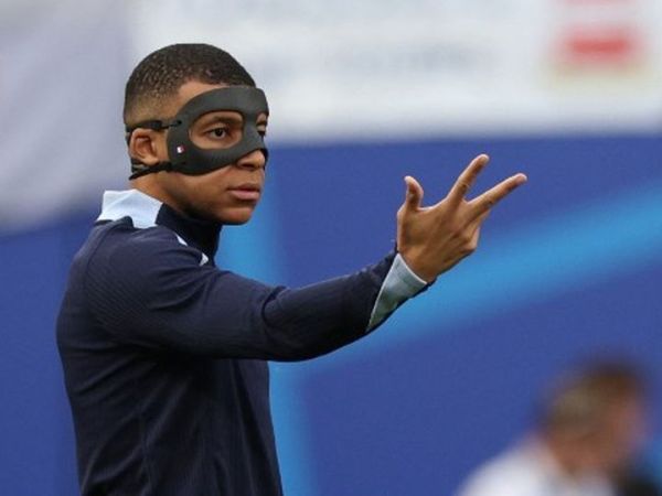 Kylian Mbappe mengenakan topeng untuk melindungi hidungnya yang cedera pada laga Timnas Prancis vs Austria di EURO 2024.