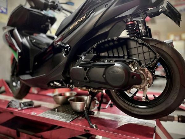 Servis ringan melakukan pembersihan pada bagian boks filter udara dan CVT motor matic.