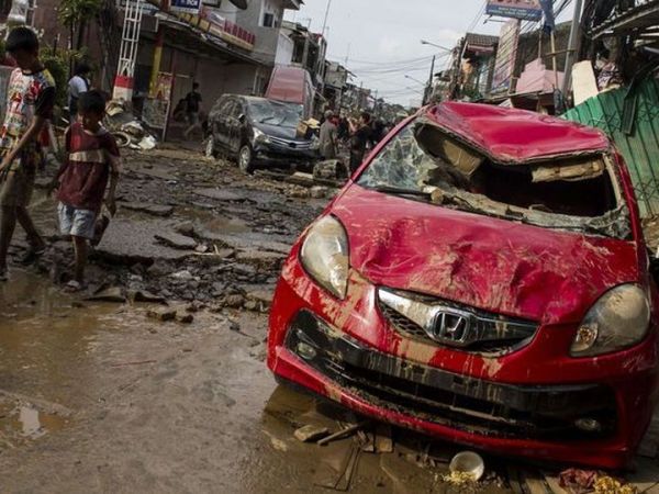 Ilustrasi bodi mobil rusak karena banjir