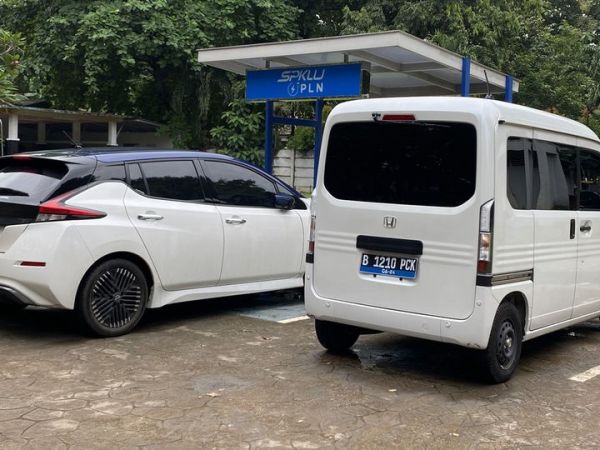 Honnda N-VAN e: menemani pengisian daya saat pengetesan Nissan Leaf.