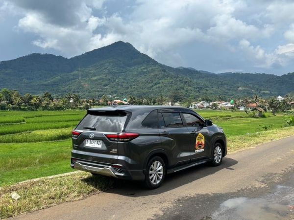 Toyota Innova Zenix V Hybrid di daerah lingkar Gentong 