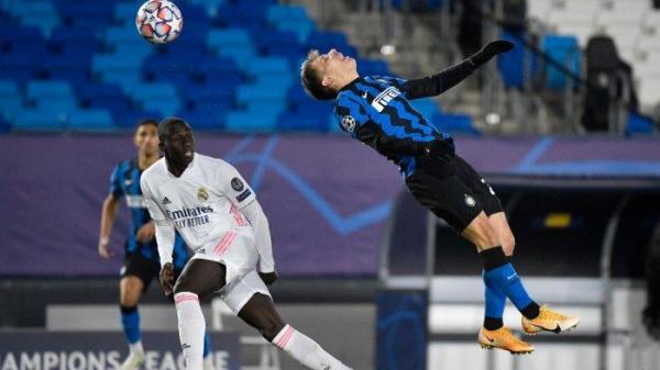 Bek Prancis Real Madrid Ferland Mendy (Kiri) bersaing dengan gelandang Italia Inter Milan Nicolo Barella selama pertandingan sepak bola grup B Liga Champions UEFA antara Real Madrid dan Inter Milan di stadion Alfredo di Stefano di Valdebebas, di pinggiran Madrid, pada 3 November , 2020.