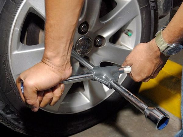 Awas, mur roda mobil diesel atau bensin yang susah dibuka bisa patah (foto ilustrasi)