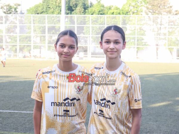 Noa Leatomu (kanan) dan Estella Loupatty (kiri) saat mengikuti latihan bersama timnas wanita Indonesia di Kawasan Senayan, Jakarta, Rabu (26/6/2024).