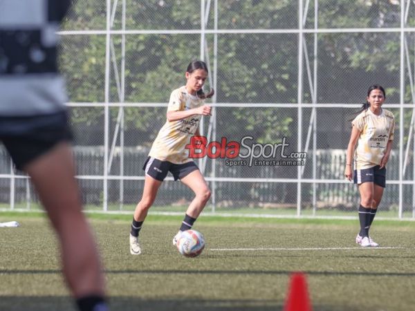 Noa Leatomu (kiri) sedang berlatih bersama timnas wanita Indonesia di Kawasan Senayan, Jakarta, Rabu (26/6/2024).