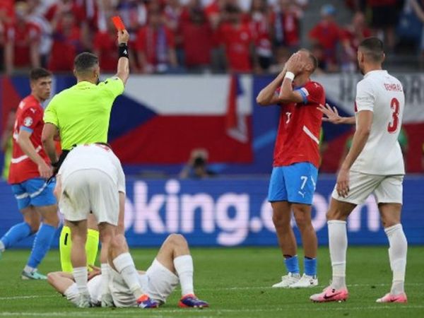 Wasit Istvan Kovacs memberikan kartu kuning kepada gelandang Ceko, Antonin Barak, dalam laga Grup F EURO 2024 melawan Turkiye, Rabu (26/6/2024) di Hamburg.