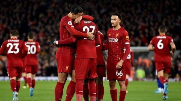 Para pemain Liverpool menyambut gol kedua Divock Origi yang dicetak ke gawang Everton pada pertandingan pekan ke-15 Liga Inggris, Rabu (4/12/2019).