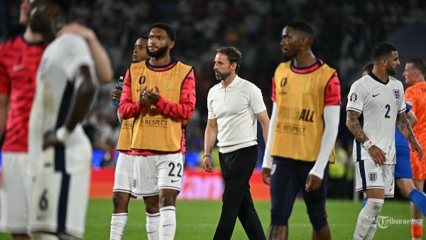 Pelatih kepala Inggris Gareth Southgate (tengah) dan para pemainnya bereaksi di lapangan setelah pertandingan sepak bola Grup C UEFA Euro 2024 antara Inggris dan Slovenia di Stadion Cologne di Cologne pada 25 Juni 2024. <div class=