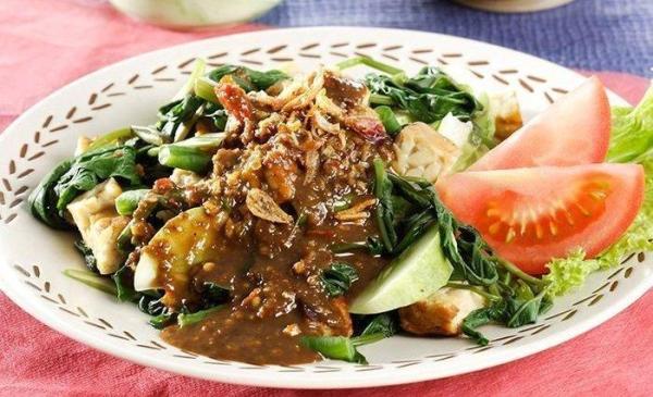 Kangkung siram petis kacang.