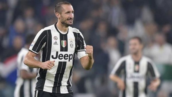 Bek Juventus Giorgio Chiellini berselebrasi usai mencetak gol ke gawang Sampdoria dalam lanjutan Liga Italia di Juventus Stadium, Kamis (27/10/2016) dini hari WIB.