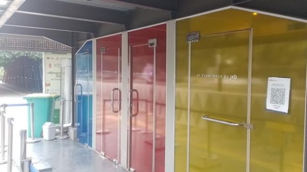 Toilet Transparan di Jakarta