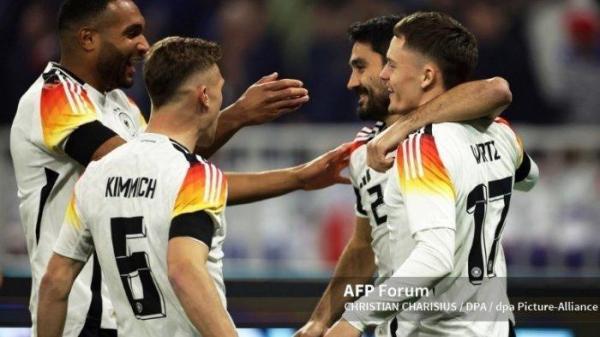 Pertandingan internasional, Prancis - Jerman, Stadion Groupama. Florian Wirtz (kanan) dari Jerman merayakan golnya dengan skor 1:0 bersama rekan setimnya Jonathan Tah (kiri), Joshua Kimmich dan Ilkay Gündogan.