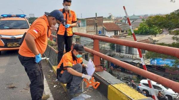 Tim Inafis Polrestabes Bandung melakukan olah tempat kejadian perkara di Flyover Cimindi, Kota Bandung.