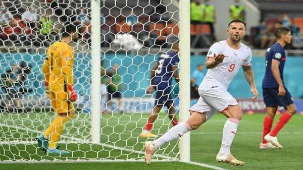 Pemain depan Swiss Haris Seferovic merayakan mencetak gol kedua tim selama pertandingan sepak bola babak 16 besar UEFA EURO 2020 antara Prancis dan Swiss di National Arena di Bucharest pada 28 Juni 2021