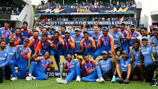 VIDEO: Dravid roared, the entire Indian team including Kohli and Hardik cried bitterly, then Rohit and Virat won hearts by giving the trophy to this person 1