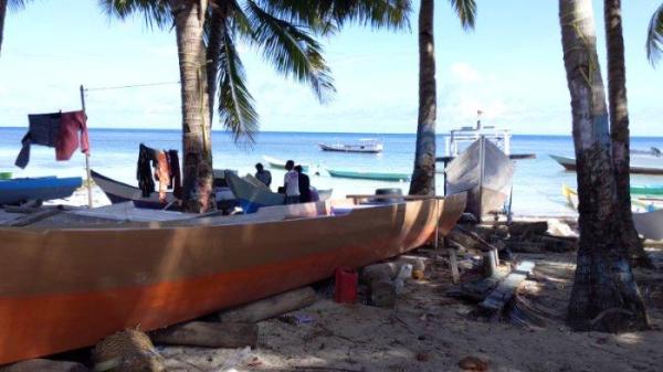 Mengintip kapal boti di Desa Wisata Bahari, Kabupaten Buton Selatan (Busel), Sulawesi Tenggara (Sultra), pembuatan hingga monumennya. Desa wisata dengan ikon wisata kapal tradisional tersebut berlokasi di Kecamatan Sampolawa, Kabupaten Busel, Provinsi Sultra. Desa dengan obyek wisata Pantai Lagunci serta ikon kapal boti bisa diakses dari Kota Baubau.