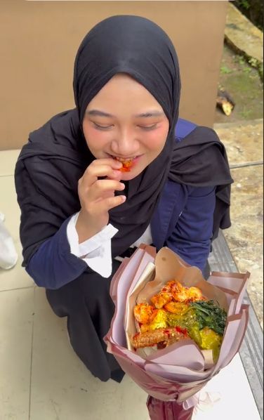 Kreatif! Wanita Ini Beri Buket Nasi Padang untuk Hadiah Wisuda Temannya